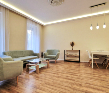 Belvárosi földszinti felújított lakás eladó